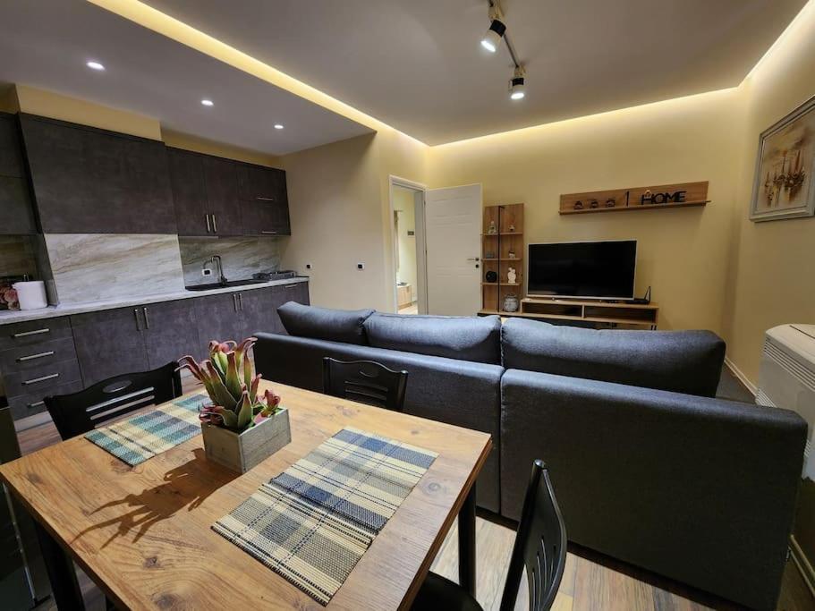 Central Apartment-New Bazar Тирана Экстерьер фото