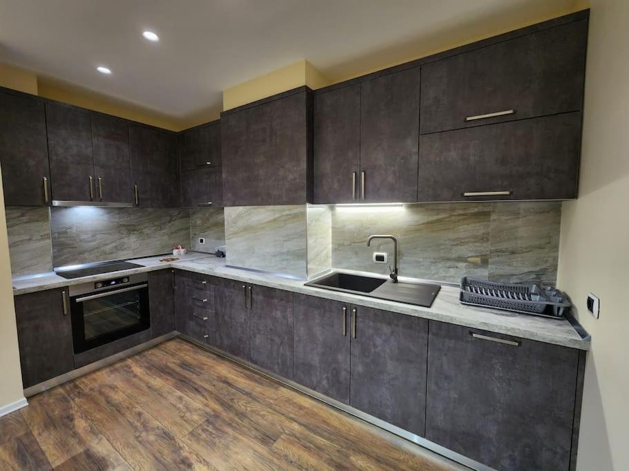 Central Apartment-New Bazar Тирана Экстерьер фото