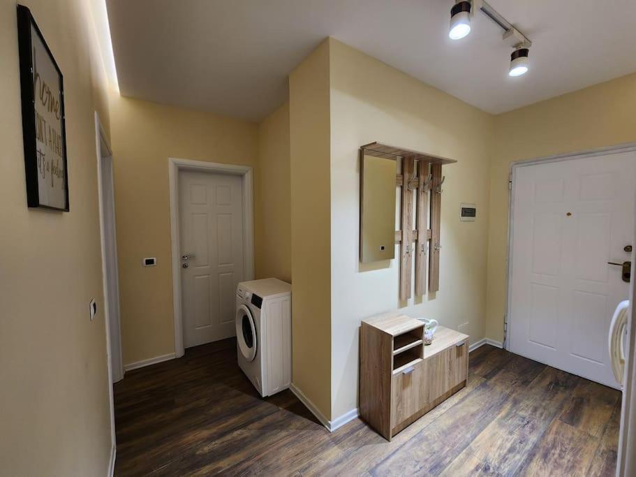 Central Apartment-New Bazar Тирана Экстерьер фото