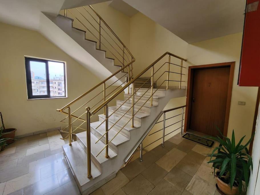 Central Apartment-New Bazar Тирана Экстерьер фото