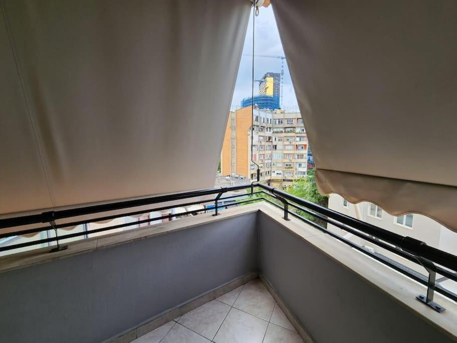 Central Apartment-New Bazar Тирана Экстерьер фото